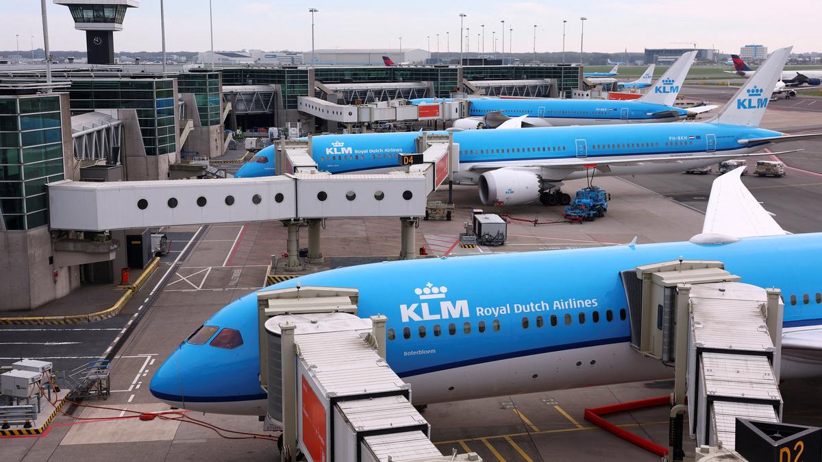 FILE PHOTO: KLM aircraft prepare for flights at Amsterdam Airport Schiphol in Schiphol, Netherlands, April 15, 2026. REUTERS/Piroschka van de Wouw/File Photo