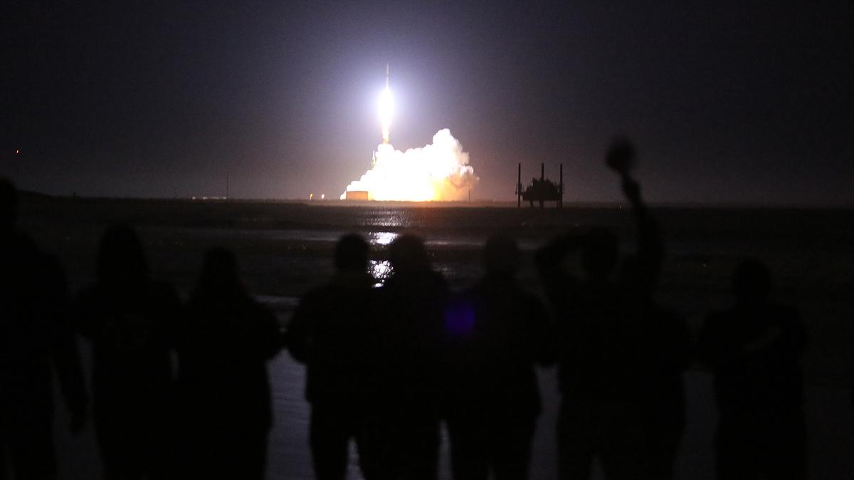 Crowds cheer from the beach as Blue Origin's New Glenn rocket on the NG-1 mission lifts off from Cape Canaveral Space Force Station's Launch Complex 36 on its debut flight early Jan. 16, 2025. (Richard Tribou/Orlando Sentinel/TNS)