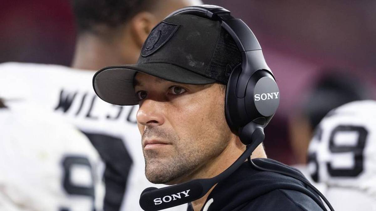  Aug 23, 2025; Glendale, Arizona, USA; Las Vegas Raiders defensive line coach Rob Leonard against the Arizona Cardinals during a preseason NFL game at State Farm Stadium. Mandatory Credit: Mark J. Rebilas-Imagn Images | Mark J. Rebilas-Imagn Images 