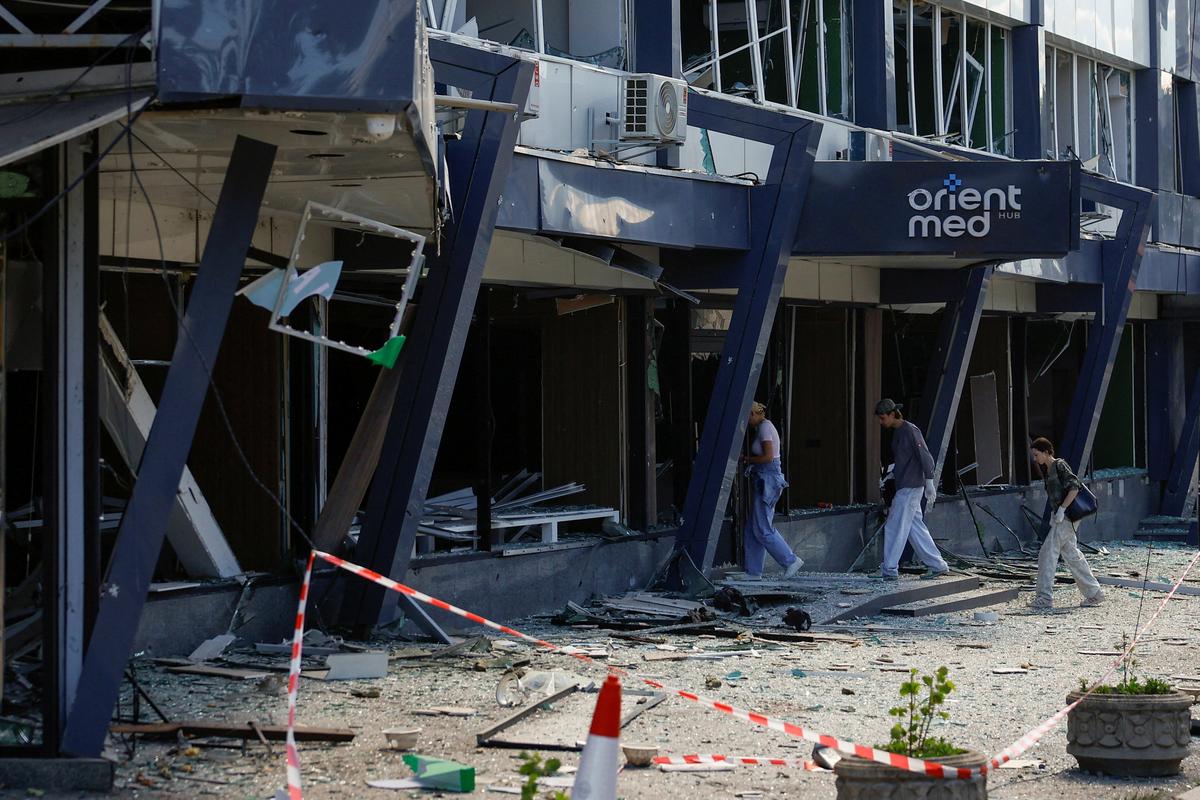 Employees walk into a building of a private medical clinic damaged during Russian missile and drone strikes, amid Russia's attack on Ukraine, in Kyiv, Ukraine June 2, 2026. REUTERS/Valentyn Ogirenko