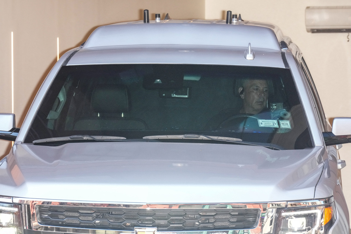 A car leaves the residence of singer Taylor Swift in Manhattan, amid reported wedding celebrations for her and National Football League (NFL) player Travis Kelce, in New York City, U.S., July 3, 2026.  REUTERS/Adam Gray