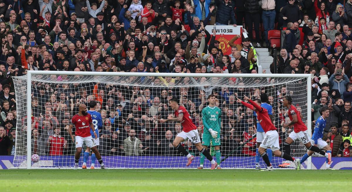  MANCHESTER, ENGLAND - OCTOBER 4: Manchester United players celebrate the second goal during the Premier League match between Manchester United and Sunderland at Old Trafford. (Photo by Ian Horrocks/Sunderland AFC via Getty Images)