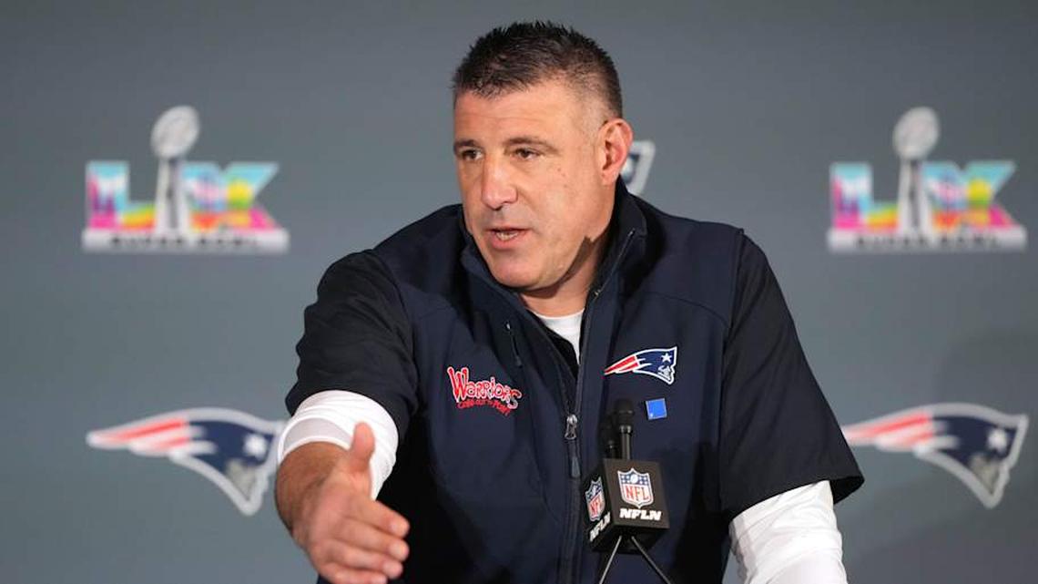  Feb 5, 2026; Santa Clara, CA, USA; New England Patriots head coach Mike Vrabel talks to media members at the Santa Clara Marriott. Mandatory Credit: Darren Yamashita-Imagn Images | Darren Yamashita-Imagn Images 