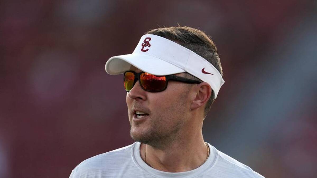  Sep 3, 2022; Los Angeles, California, USA; Southern California Trojans head coach Lincoln Riley reacts in the second half against the Rice Owls at United Airlines Field at Los Angeles Memorial Coliseum. Mandatory Credit: Kirby Lee-Imagn Images | Kirby Lee-Imagn Images 
