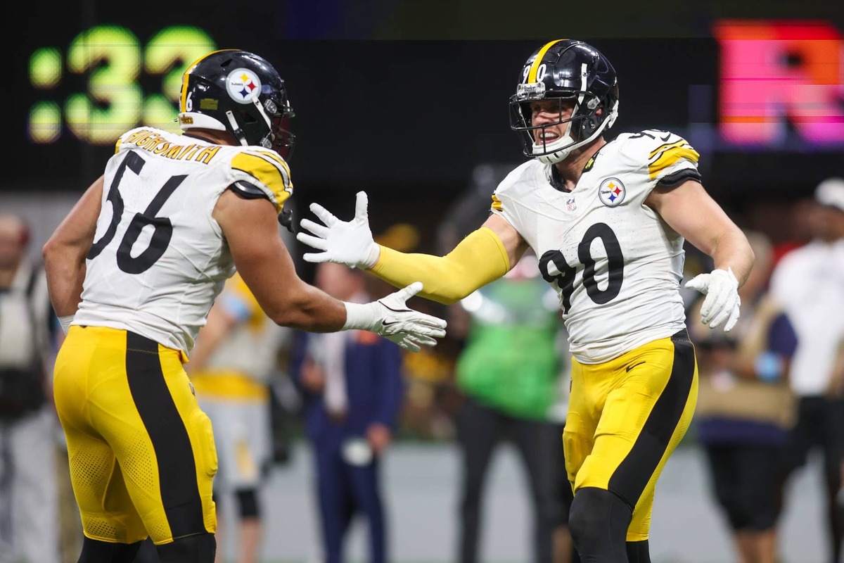  Steelers linebacker T.J. Watt (90) celebrates with linebacker Alex Highsmith (56) after a sack against the Atlanta Falcons.  Brett Davis-Imagn Images