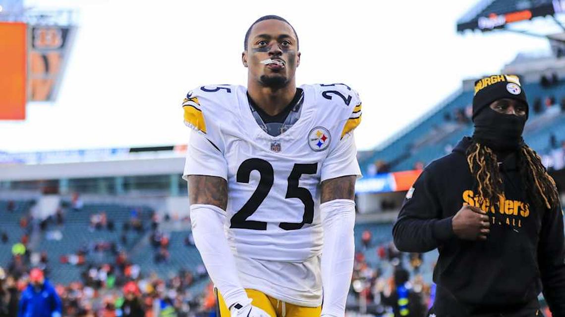  Dec 1, 2024; Cincinnati, Ohio, USA; Pittsburgh Steelers safety DeShon Elliott (25) runs off the field after the victory over the Cincinnati Bengals at Paycor Stadium. Mandatory Credit: Katie Stratman-Imagn Images | Katie Stratman-Imagn Images 