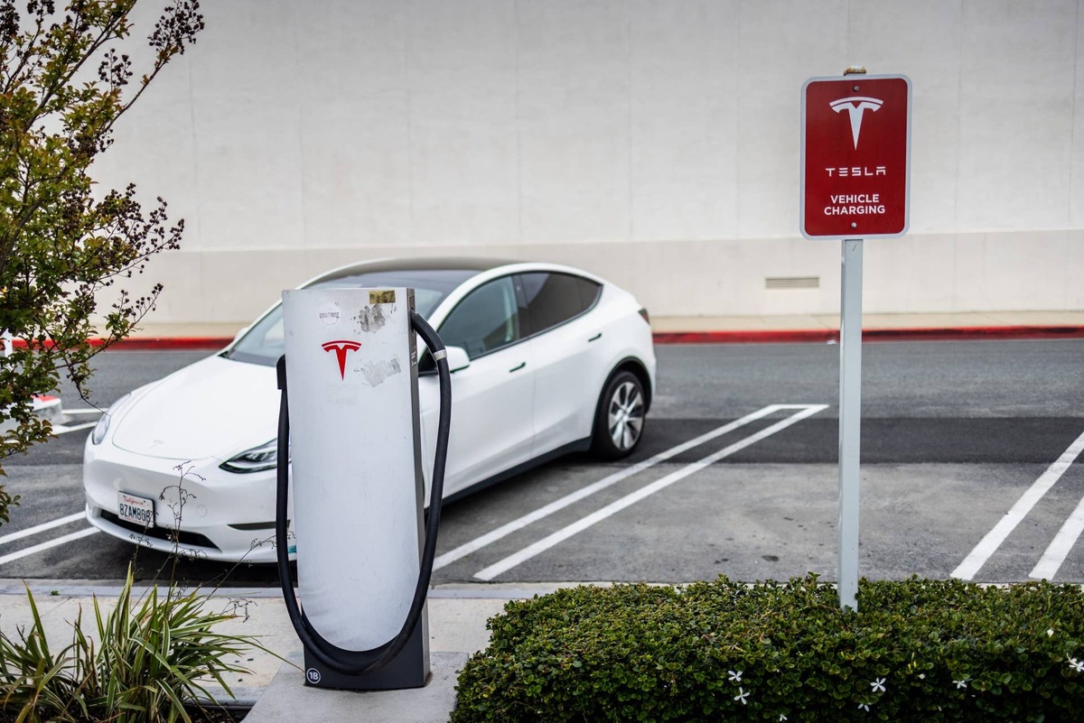 Despite an upgrade from JPMorgan, Tesla shares fell approximately 6.6% on the day JPMorgan CEO Jamie Dimon offered Elon Musk an audience to discuss SpaceX's IPO. Clendenin/Getty Images