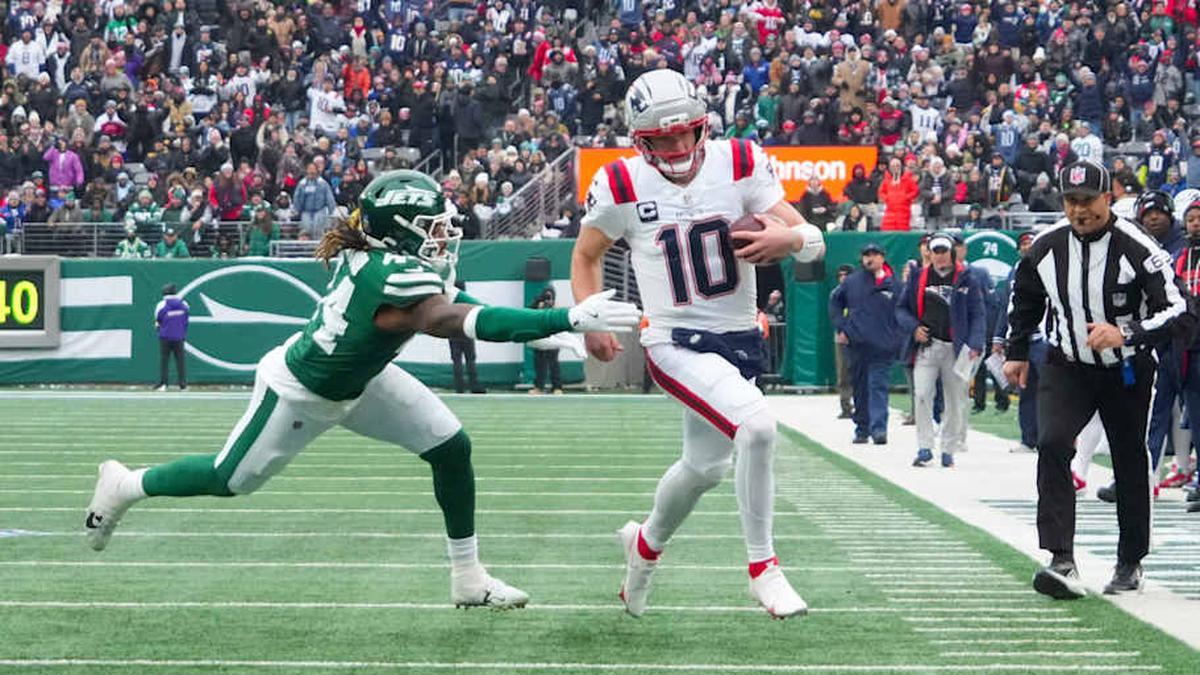  Dec 28, 2025; East Rutherford, New Jersey, USA; New England Patriots quarterback Drake Maye (10) runs on a keeper against New York Jets linebacker Jamien Sherwood (44) during the second quarter of the game at MetLife Stadium. Mandatory Credit: Robert Deutsch-Imagn Images | Robert Deutsch / USA TODAY NETWORK via Imagn Images 