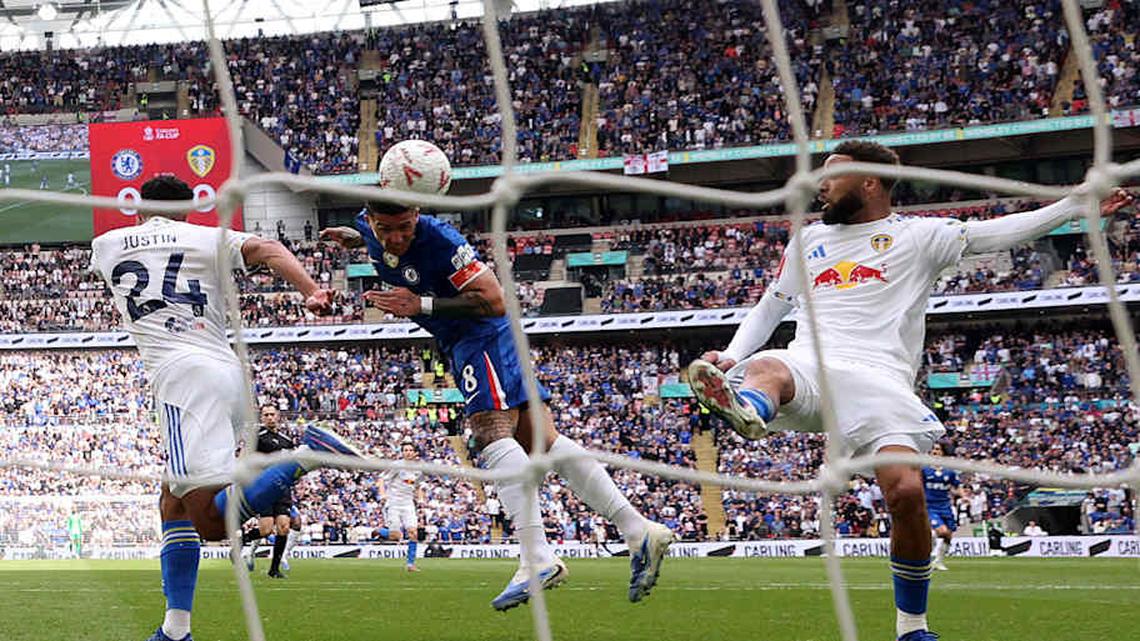  Fernández headed home the opening goal. | Adrian DENNIS/AFP/Getty Images 