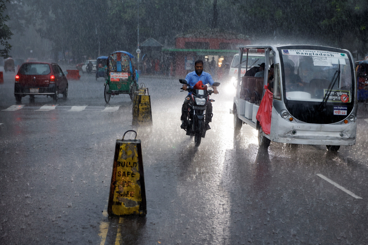 Vehicles move on the street during torrential rain in Dhaka, Bangladesh, July 7, 2026. REUTERS/Mohammad Ponir Hossain