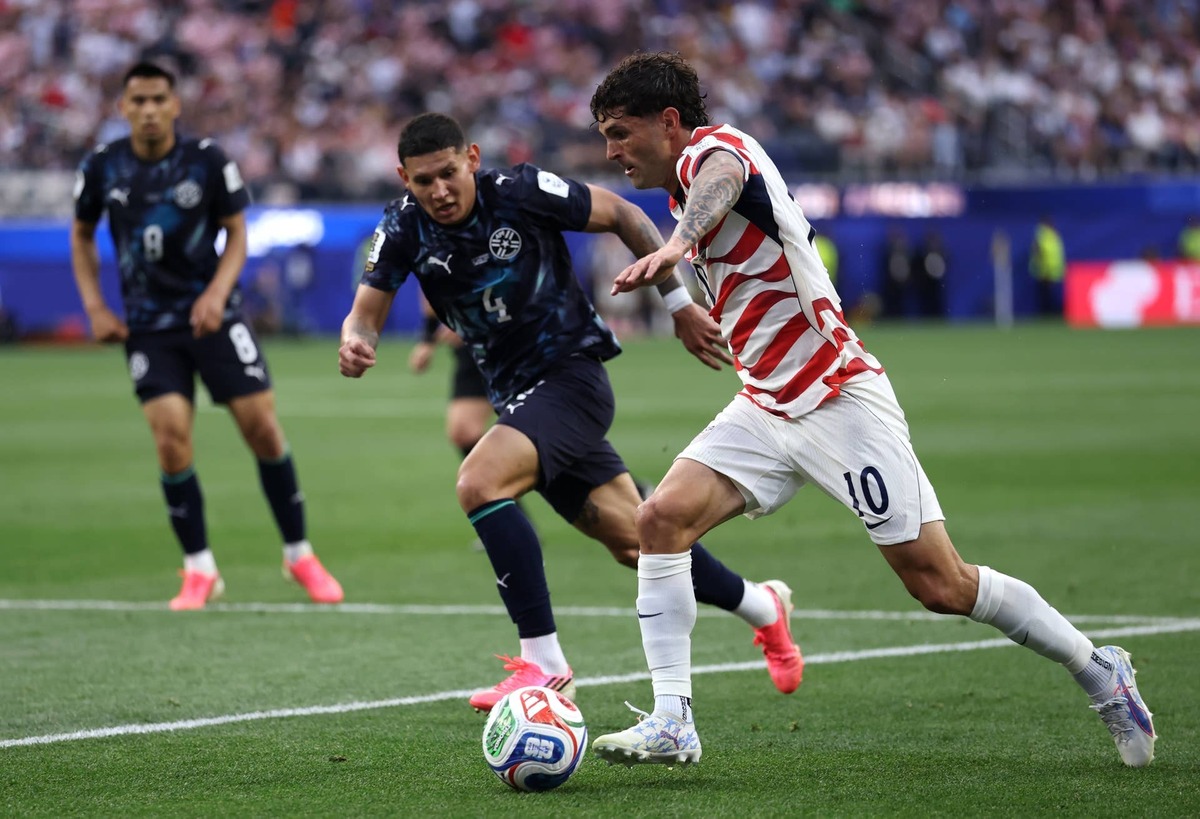  Christian Pulisic controls the ball under pressure from Juan Jose Caceres during the FIFA World Cup 2026 Group D match between USA and Paraguay. Photo by Dean Mouhtaropoulos/Getty Images