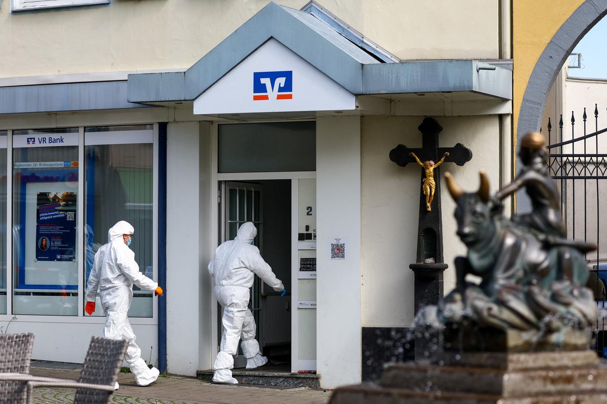 Members of the forensics enter the savings bank branch amid response to a hostage-taking situation, after at least one suspect is at large after fleeing the scene, according to police reports, in the western town of Sinzig, near Bonn, in the state of Rhineland-Palatinate, Germany, May 8, 2026. REUTERS/Thilo Schmuelgen
