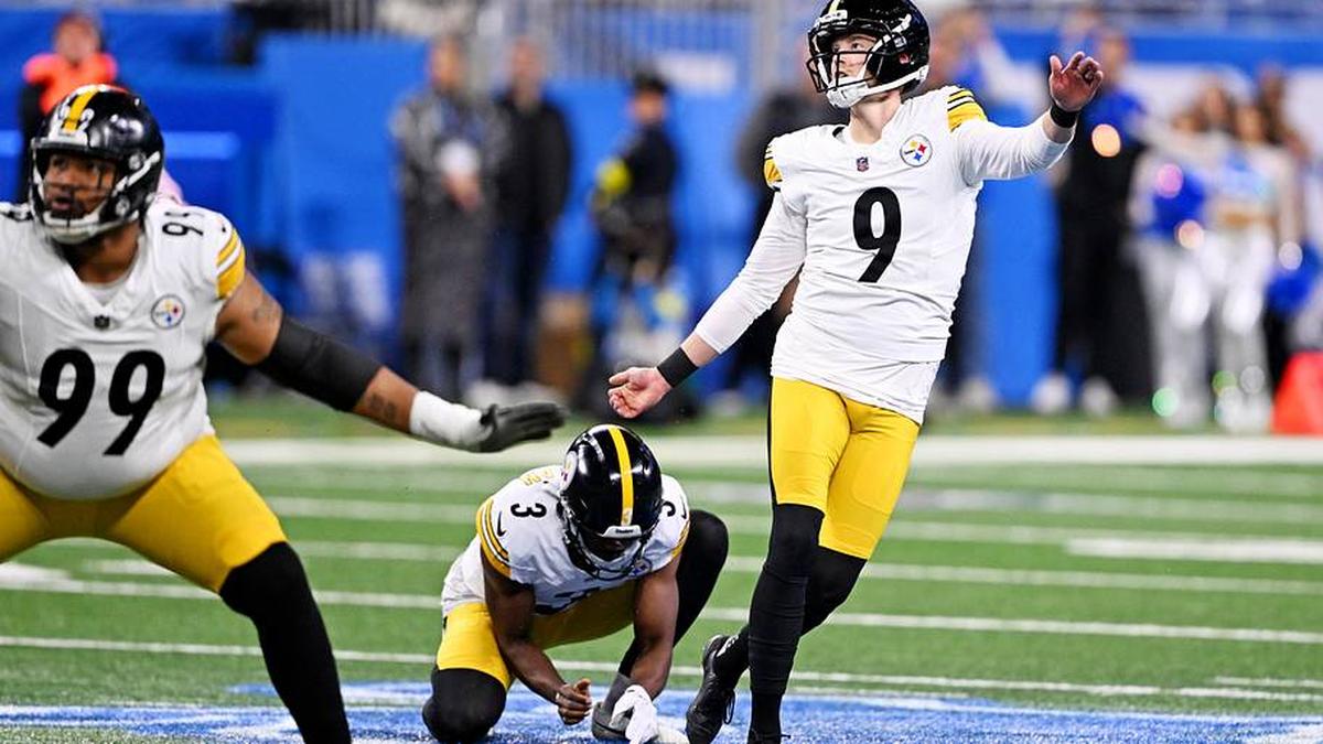  Dec 21, 2025; Detroit, Michigan, USA; Pittsburgh Steelers place kicker Chris Boswell (9) kicks ball during the first quarter against the Detroit Lions at Ford Field. Mandatory Credit: Lon Horwedel-Imagn Images | Lon Horwedel-Imagn Images 
