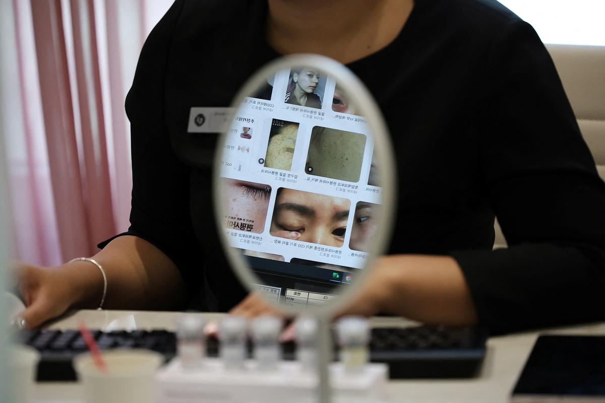 Cindy Gu from the U.S. (not seen) receives a skin consultation at Lienjang Clinic in Seoul, South Korea, April 29, 2026.  REUTERS/Kim Hong-Ji