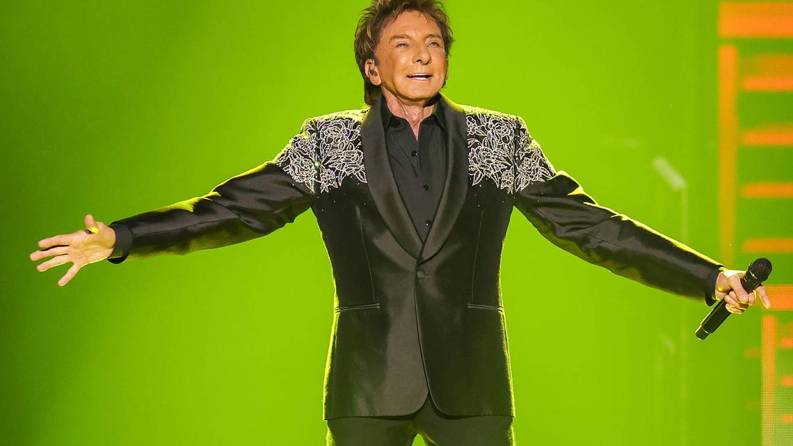 Barry Manilow Makes First Public Appearance After Lung Cancer Surgery 