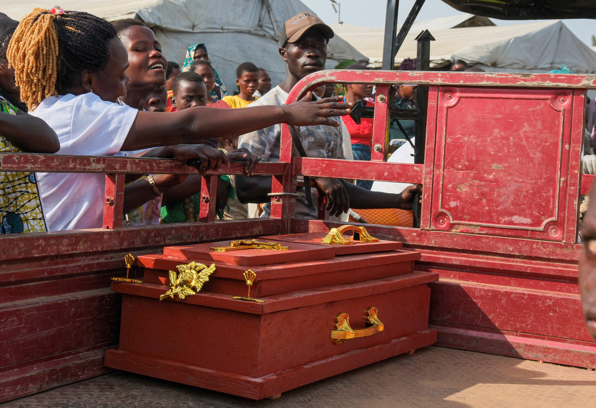 Relatives and friends of displaced people mourn next to a coffin of an Ebola victim before the burial at the Kigonze displaced persons camp, one month after an Ebola outbreak was declared, in Bunia, eastern Democratic Republic of Congo, June 18, 2026. REUTERS/Gradel Muyisa Mumbere