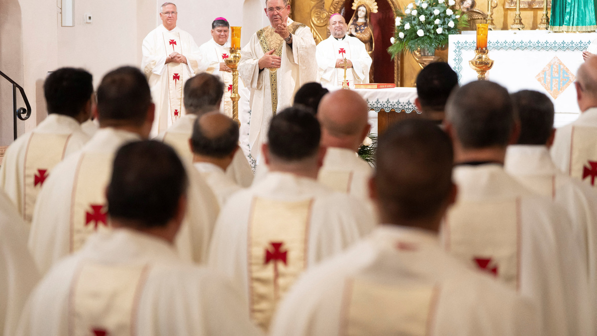Bishop James Misko, of Tucson, leads mass during Border Mass 250 at Sacred Heart of Jesus Catholic Church in Nogales, Arizona, U.S. June 26, 2026.  REUTERS/Rebecca Noble