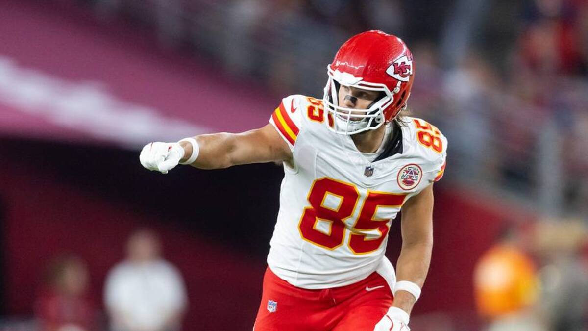  Aug 9, 2025; Glendale, Arizona, USA; Kansas City Chiefs tight end Robert Tonyan (85) against the Arizona Cardinals during a preseason NFL game at State Farm Stadium. Mandatory Credit: Mark J. Rebilas-Imagn Images | Mark J. Rebilas-Imagn Images 