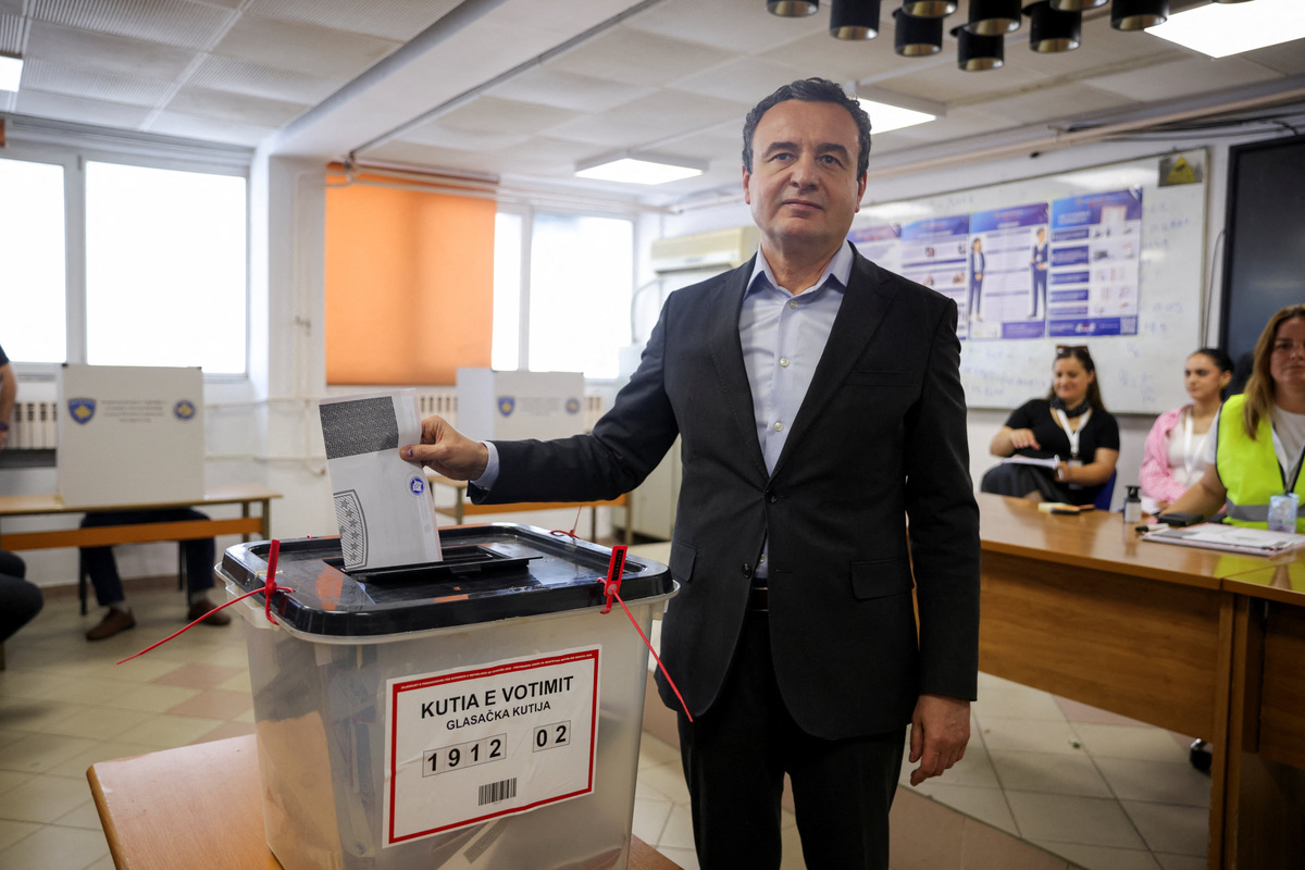 Kosovo's acting Prime Minister and Levizja Vetevendosje (Movement for Self-Determination) party leader Albin Kurti votes during a snap parliamentary election in Pristina, Kosovo, June 7, 2026. REUTERS/Valdrin Xhemaj
