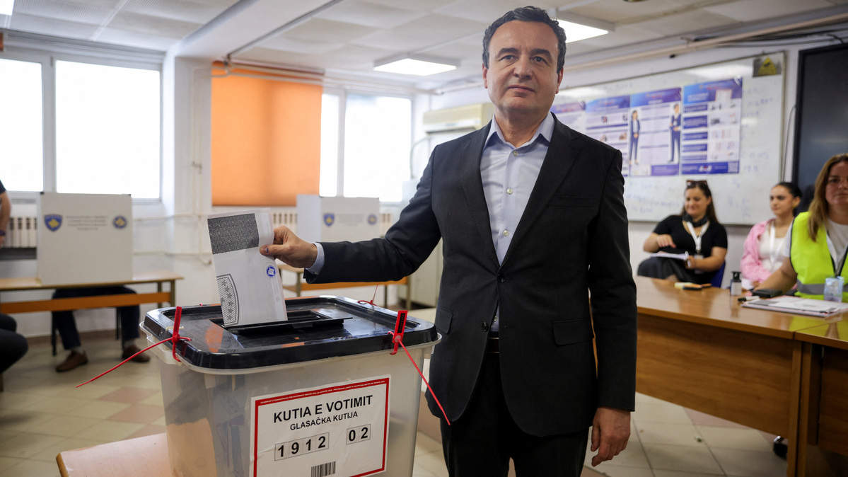 Kosovo's acting Prime Minister and Levizja Vetevendosje (Movement for Self-Determination) party leader Albin Kurti votes during a snap parliamentary election in Pristina, Kosovo, June 7, 2026. REUTERS/Valdrin Xhemaj