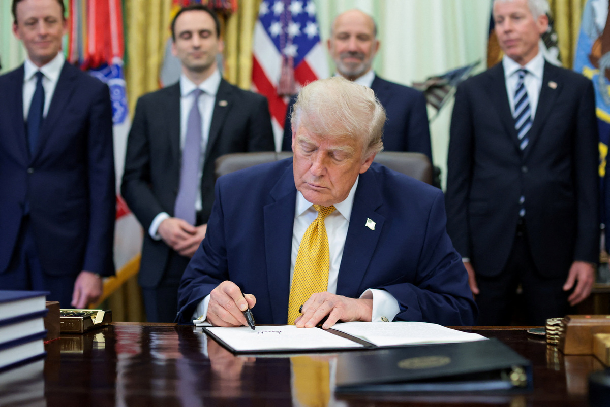 U.S. President Donald Trump signs an executive order regarding Quantum Computing, in the Oval Office at the White House in Washington, D.C., U.S., June 22, 2026. REUTERS/Jonathan Ernst