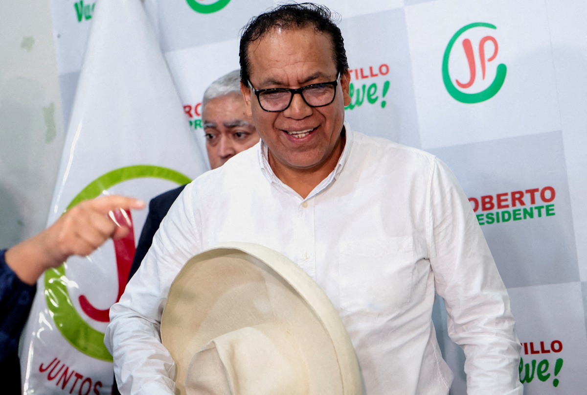 FILE PHOTO: Peruvian presidential candidate Roberto Sanchez speaks to the media as vote counting continues in the presidential runoff between Sanchez and Keiko Fujimori in Lima, Peru, June 12, 2026. REUTERS/Stifs Paucca/File Photo