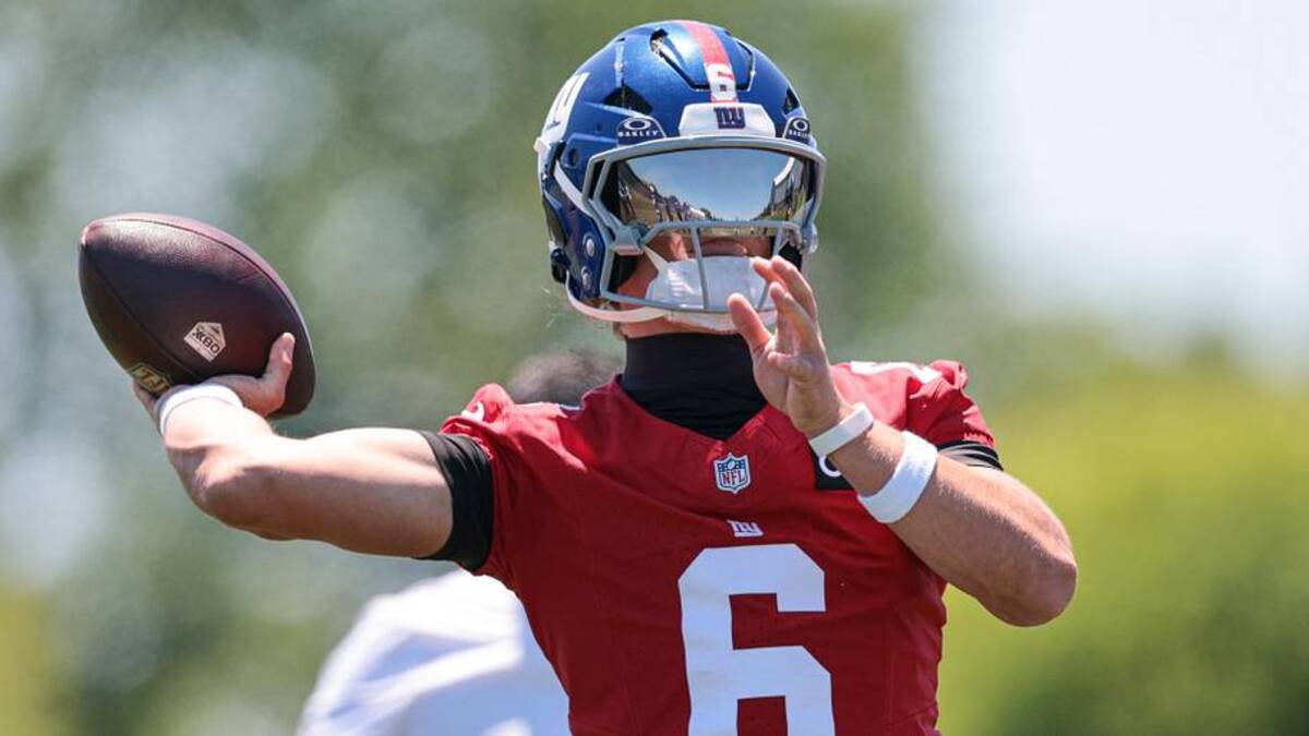  New York Giants quarterback Jaxson Dart (6) throws the ball during organized team activities at Quest Diagnostics Training Center. | Vincent Carchietta-Imagn Images 