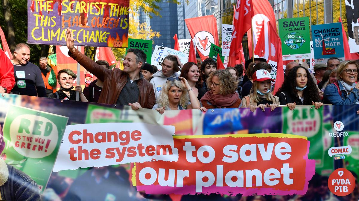 Miles de personas muestran pancartas a favor de salvar el planeta durante una marcha en contra del cambio climático, el domingo 10 de octubre de 2021 en Bruselas, Bélgica.
