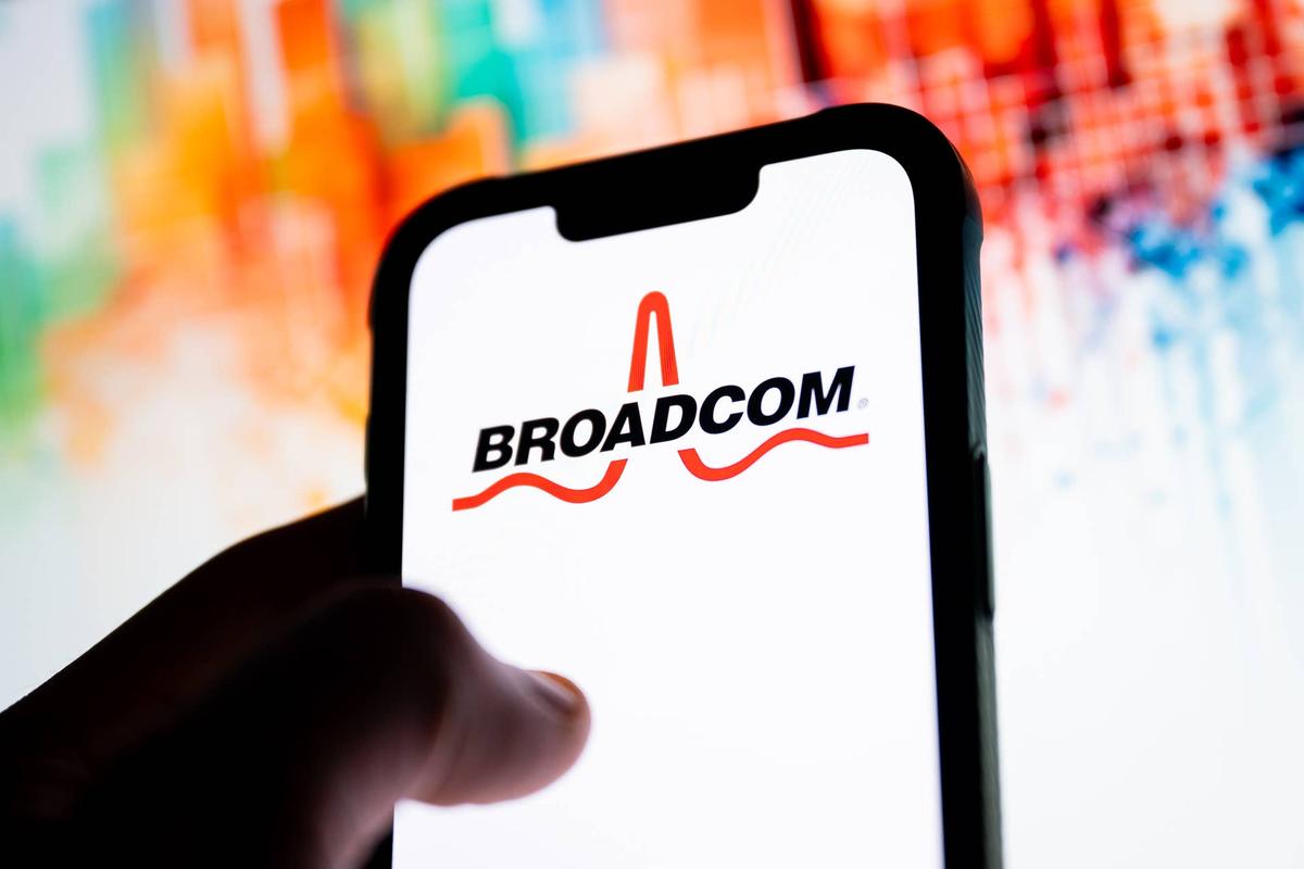  Broadcom's expanding AI chip business is drawing fresh capital from Wall Street's most-watched investors. 