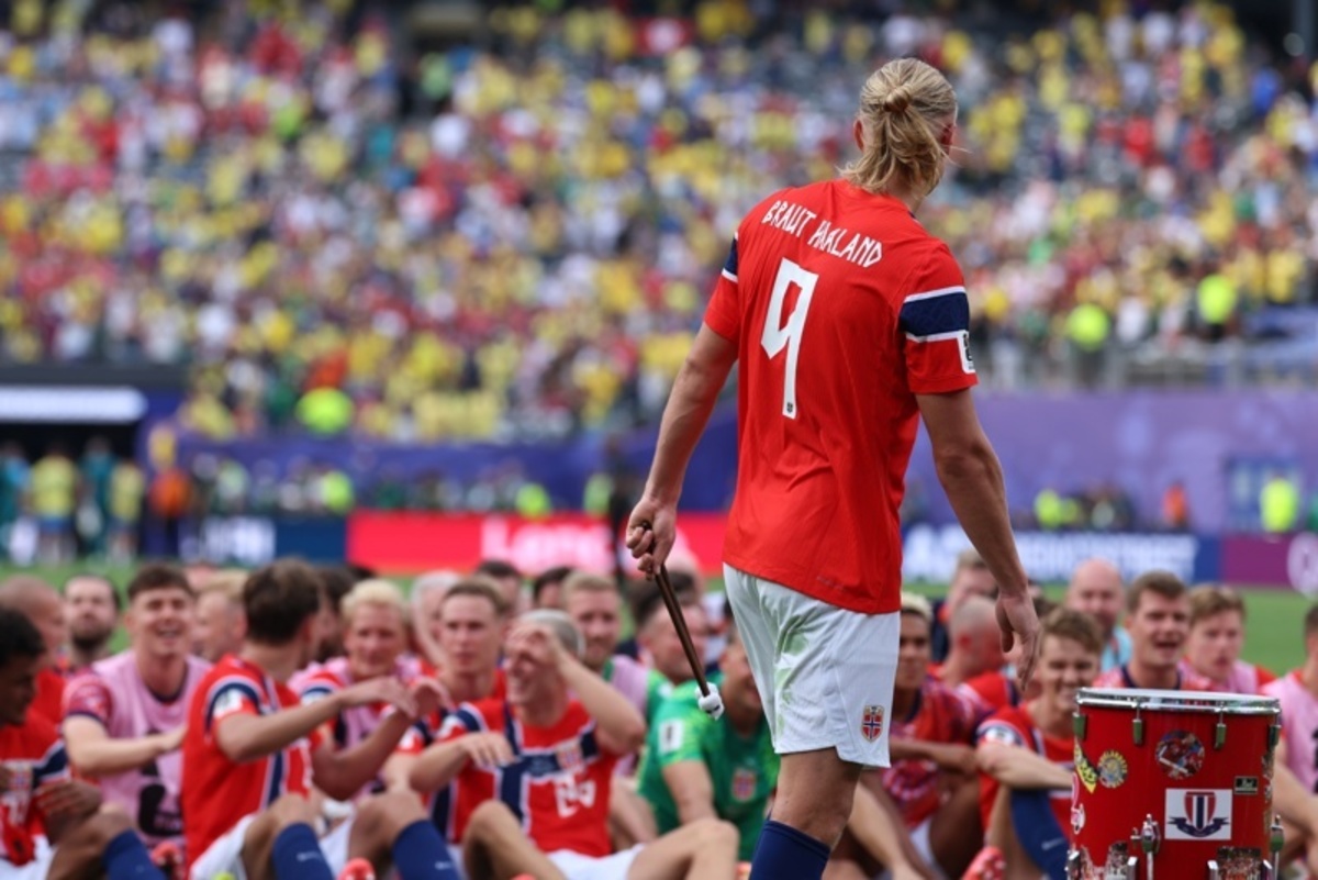 EAST RUTHERFORD (United States), 06/07/2026.- Erling Haaland of Norway and his teammates perform the ‘Viking Row' to celebrate with their supporters after winning the FIFA World Cup 2026 Round of 16 match Brazil against Norway, in East Rutherford, New Jersey, USA, 05 July 2026. (Brasil, Noruega) EFE/EPA/OLGA FEDOROVA