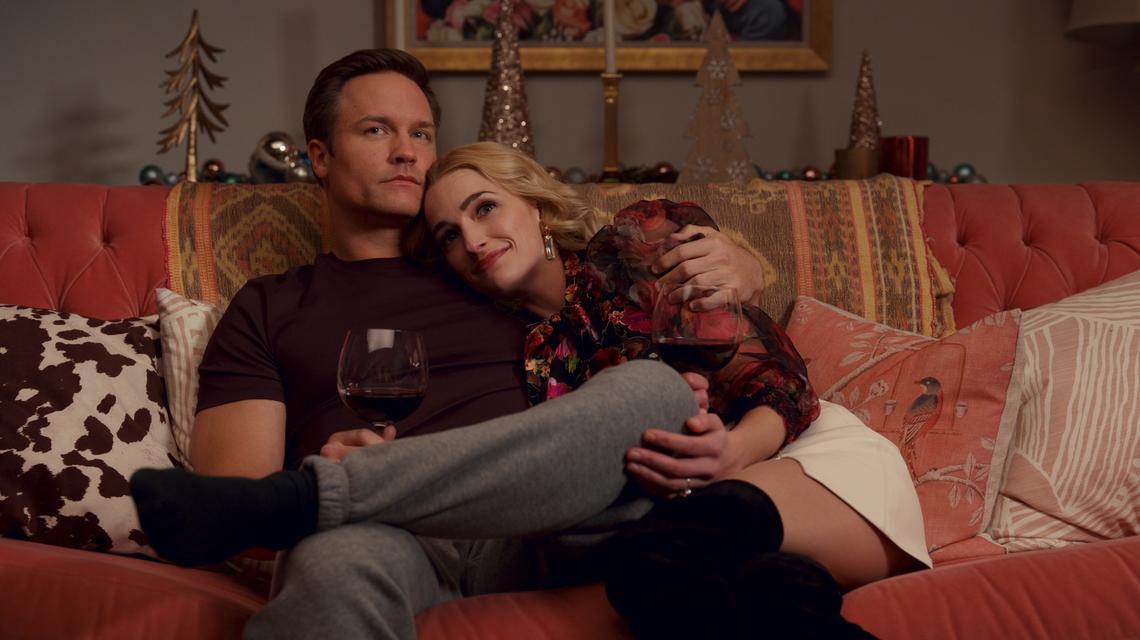 Ginny & Georgia. (L to R) Scott Porter as Mayor Paul Randolph, Brianne Howey as Georgia in episode 206 of Ginny & Georgia. Cr. Courtesy of Netflix © 2022