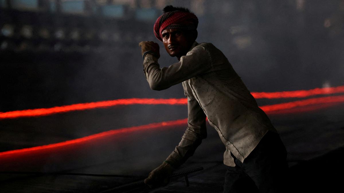 FILE PHOTO: A worker gestures as he works at a steel processing production line of a factory in Mandi Gobindgarh, in the northern state of Punjab, India, August 14, 2025. REUTERS/Bhawika Chhabra//File Photo