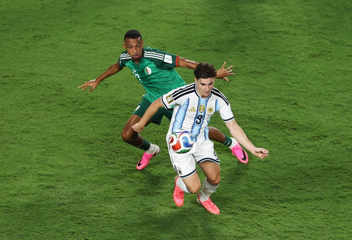  Julian Alvarez #9 of Argentina controls the ball against Rafik Belghali #17 of Algeria during the FIFA World Cup 2026 Group J match between Argentina and Algeria at Kansas City Stadium on June 16, 2026 in Kansas City, Missouri. (Photo by Francois Nel/Getty Images) Photo by Francois Nel/Getty Images