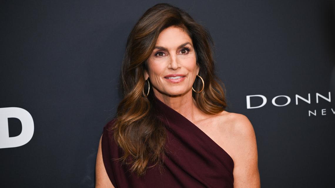 Cindy Crawford's Anti-Skinny-Jeans Look Will Make You Rethink Denim 