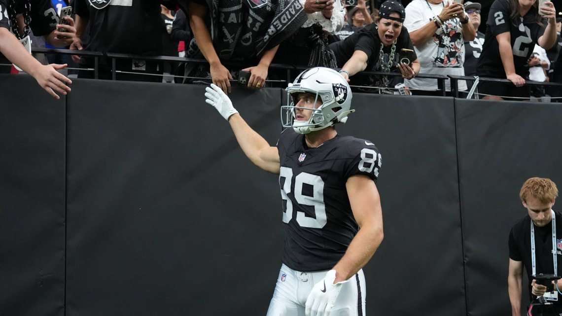 Michael Mayer Contract Extension Has Fans Worried About Brock Bowers Injury 