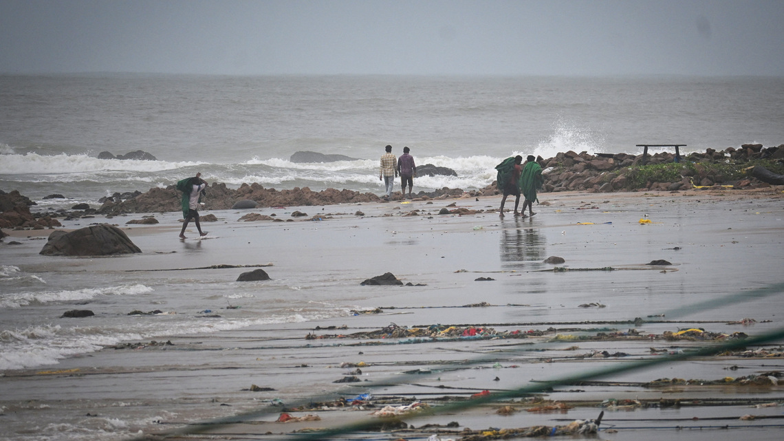 Six killed in cyclone off India's eastern coast
