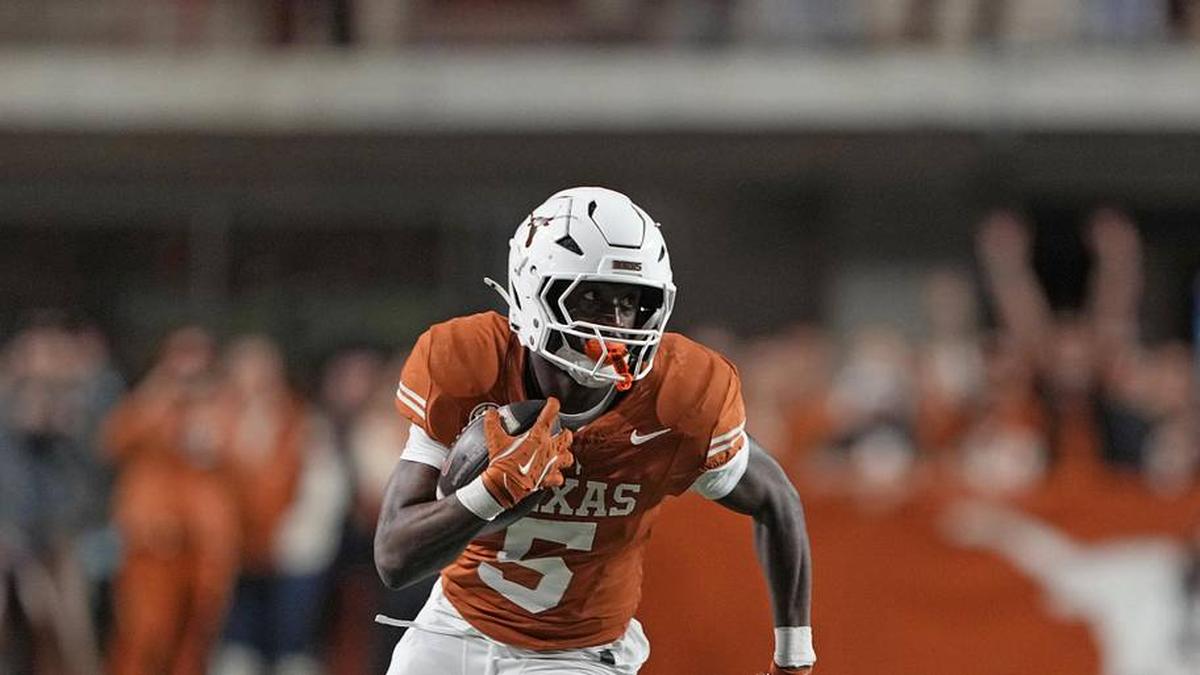  Nov 28, 2025; Austin, Texas, USA; Texas Longhorns running back Quintrevion Wisner (5) runs down the sideline during the first half against the Texas A&M Aggies at Darrell K Royal-Texas Memorial Stadium. Mandatory Credit: Scott Wachter-Imagn Images | Scott Wachter-Imagn Images 
