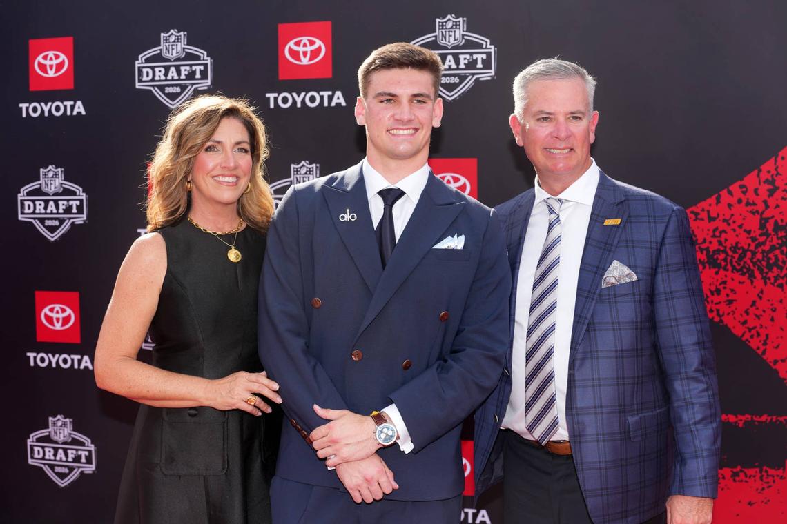  Alabama Crimson Tide quarterback Ty Simpson poses with his parents Jason and Julie Simpson on the red carpet before the 2026 NFL Draft. Kirby Lee-Imagn Images