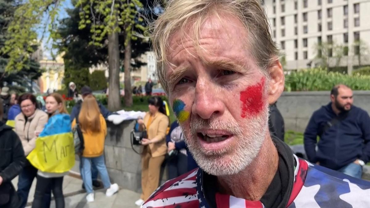 Foto de Ryan Routh, cuando fue entrevistado durante una protesta en Kiev, Ucrania, el 27 de abril de 2022. Routh fue acusado de intentar asesinar a Donald Trump cuando era candidato presidencial.