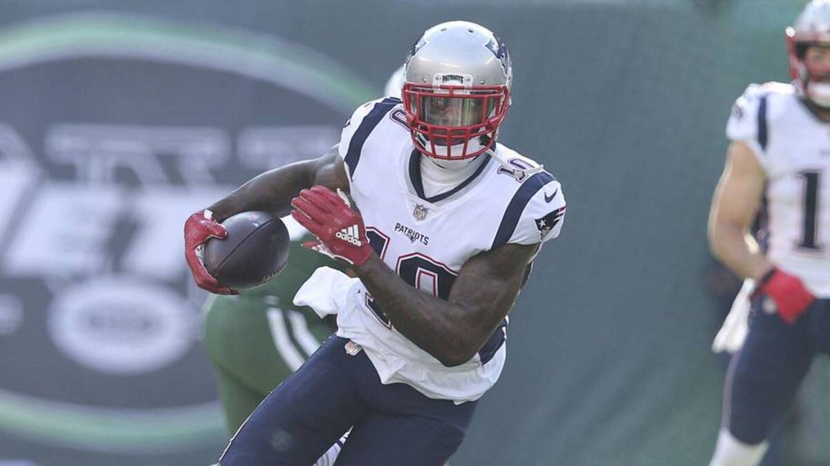  Nov 25, 2018; East Rutherford, NJ, USA; New England Patriots wide receiver Josh Gordon (10) runs with the ball against the New York Jets during the first quarter at MetLife Stadium. Mandatory Credit: Brad Penner-Imagn Images | Brad Penner-Imagn Images 