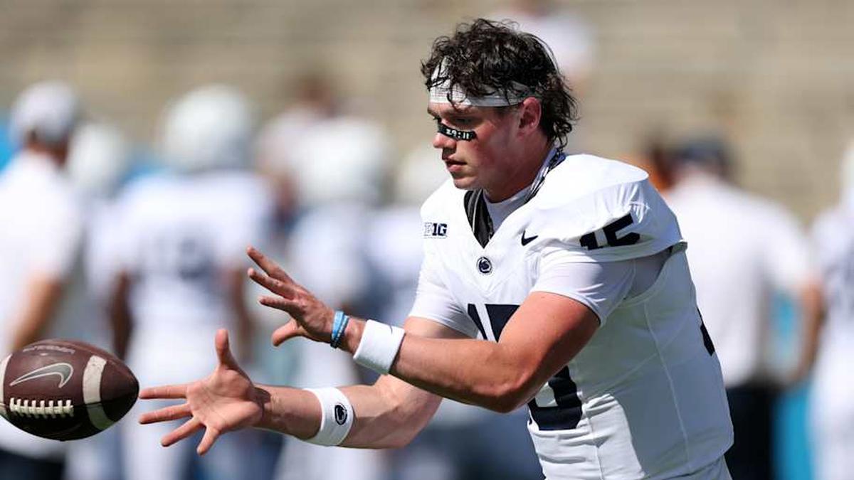  Oct 4, 2025; Pasadena, California, USA; Penn State Nittany Lions quarterback Drew Allar (15) warms up before the game against the UCLA Bruins at Rose Bowl. Mandatory Credit: Kiyoshi Mio-Imagn Images | Kiyoshi Mio-Imagn Images 