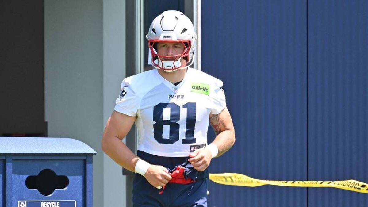  Jun 10, 2026; Foxborough, MA, USA; New England Patriots tight end CJ Dippre (81) arrives at the practice field for minicamp at Gillette Stadium. Mandatory Credit: Eric Canha-Imagn Images | Eric Canha-Imagn Images 