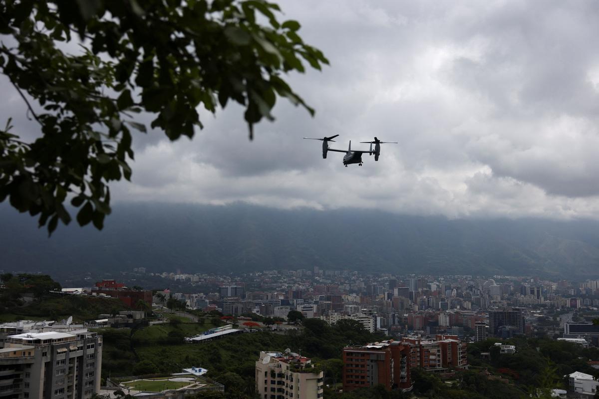 A U.S. Marine Corps MV-22B Osprey aircraft approaches the U.S. embassy during an air evacuation drill, in Caracas, Venezuela, May 23, 2026. REUTERS/Leonardo Fernandez Viloria