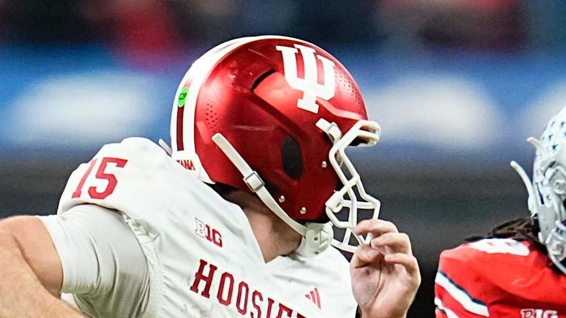  Indiana Hoosiers quarterback Fernando Mendoza (15) scrambles past Ohio State Buckeyes linebacker Sonny Styles (0) and linebacker Arvell Reese (8) during the Big Ten Conference championship game at Lucas Oil Stadium in Indianapolis on Dec. 6, 2025. Ohio State lost 13-10. | Adam Cairns/Columbus Dispatch / USA TODAY NETWORK via Imagn Images 