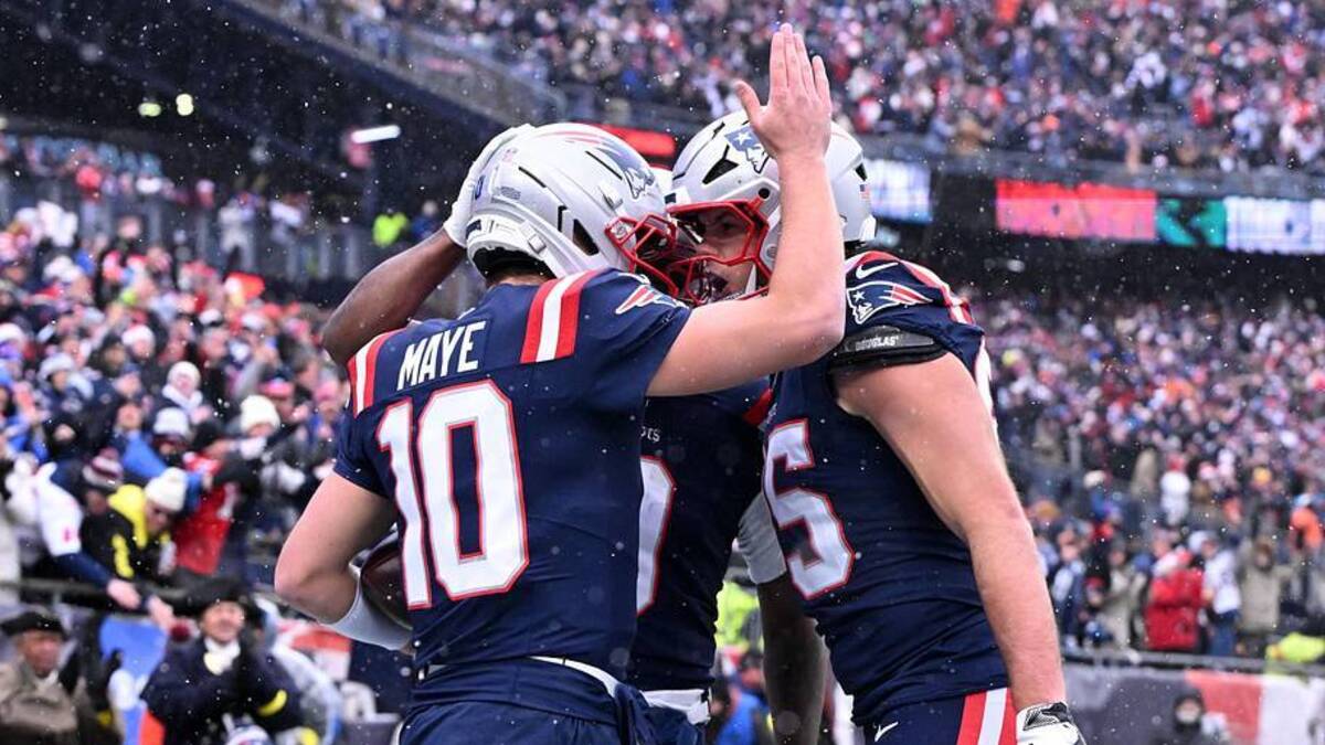  Dec 14, 2025; Foxborough, Massachusetts, USA; New England Patriots quarterback Drake Maye (10) celebrates with tight end Hunter Henry (85) after scoring a touchdown against the Buffalo Bills during the first half at Gillette Stadium. Mandatory Credit: Brian Fluharty-Imagn Images | Brian Fluharty-Imagn Images 