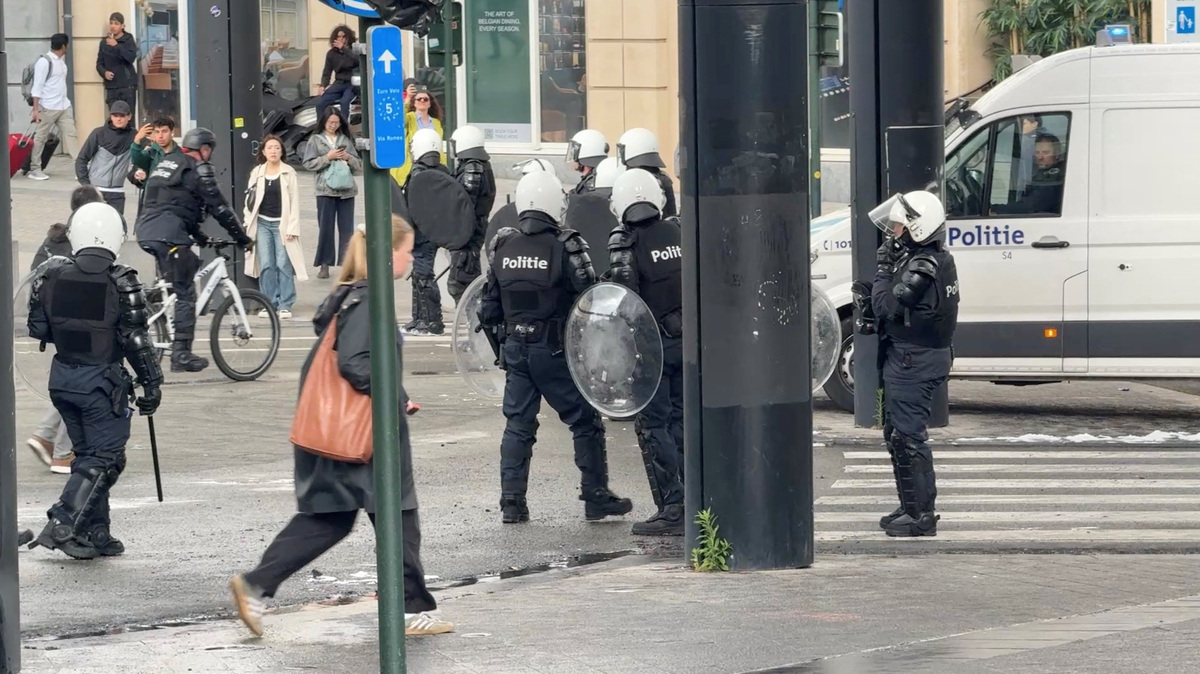 Police officers stand guard as demonstrators protest against planned education sector reforms in Brussels, Belgium June 4, 2026. REUTERS/Bart Biesemans