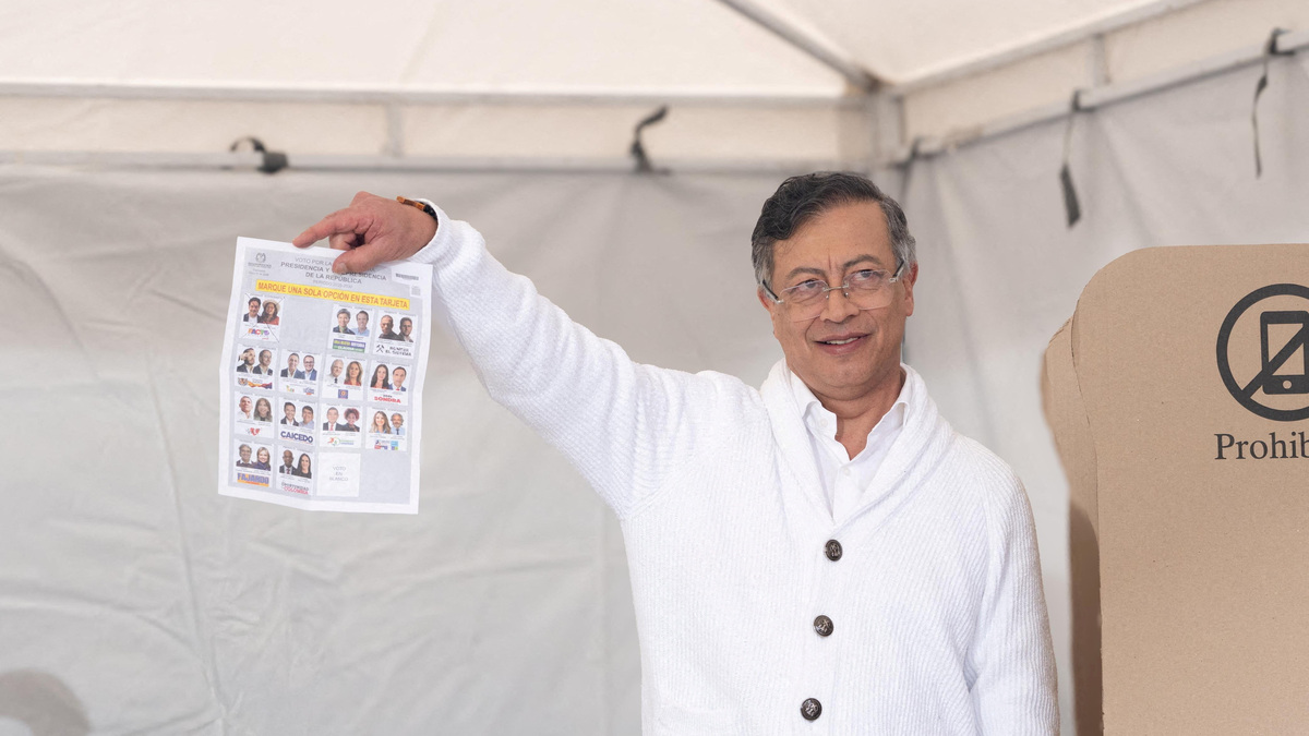 Colombian President Gustavo Petro shows the media his ballot before casting his vote at the Congress of the Republic during the first round of the presidential election, in Bogota, Colombia, in this handout photo released on May 31, 2026. Colombian Presidency/Handout via REUTERS