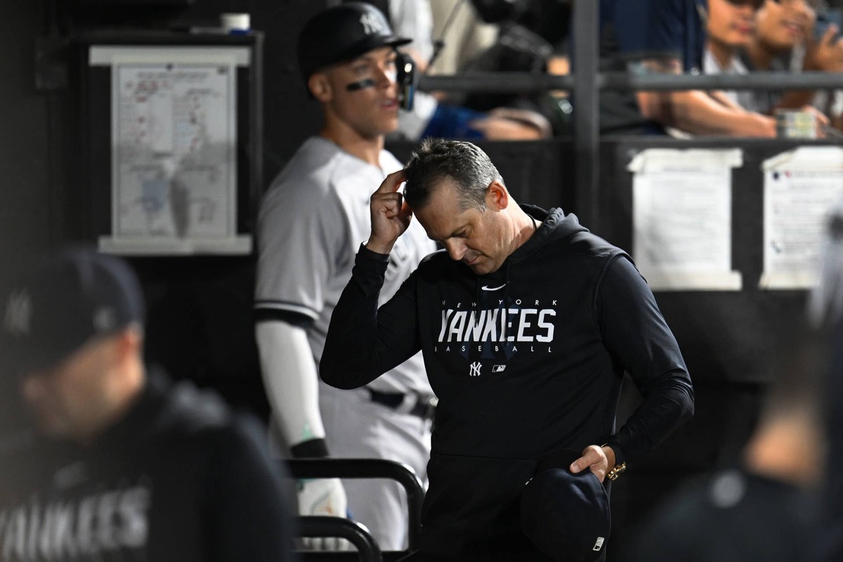  Manager Aaron Boone is frustrated. 
