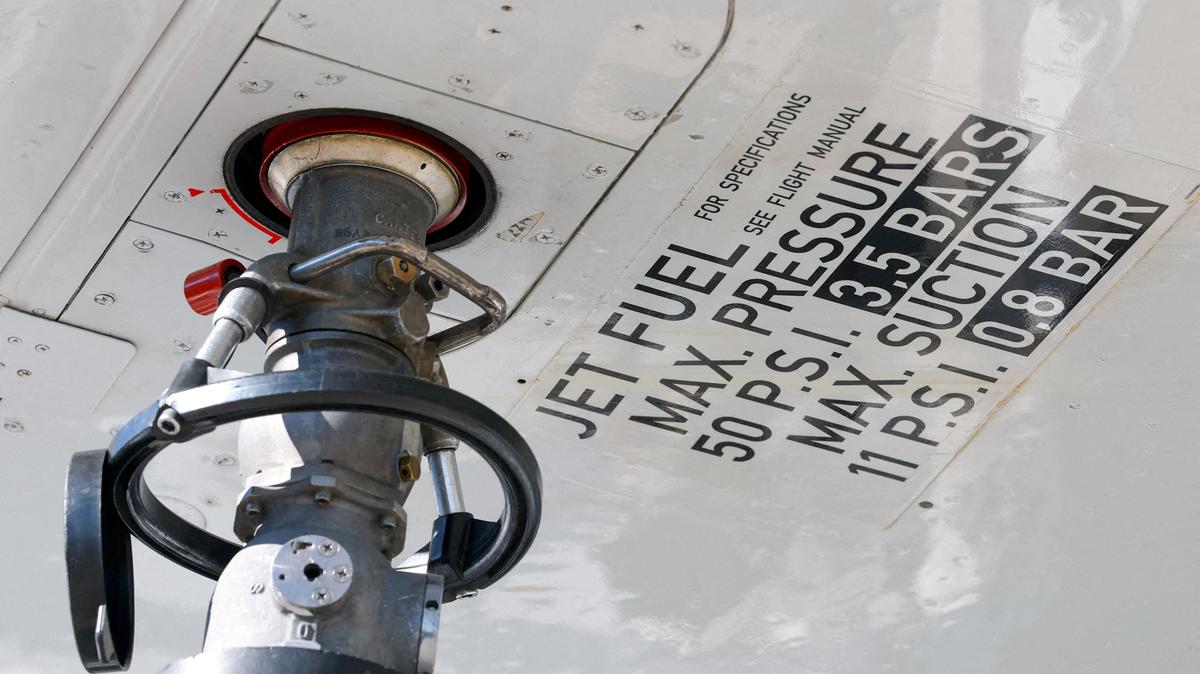FILE PHOTO: A nozzle is attached under the wing of an aircraft during refuelling with jet fuel at Cointrin Airport, amid tensions in the Strait of Hormuz, in Geneva, Switzerland, April 24, 2026. REUTERS/Denis Balibouse/File Photo