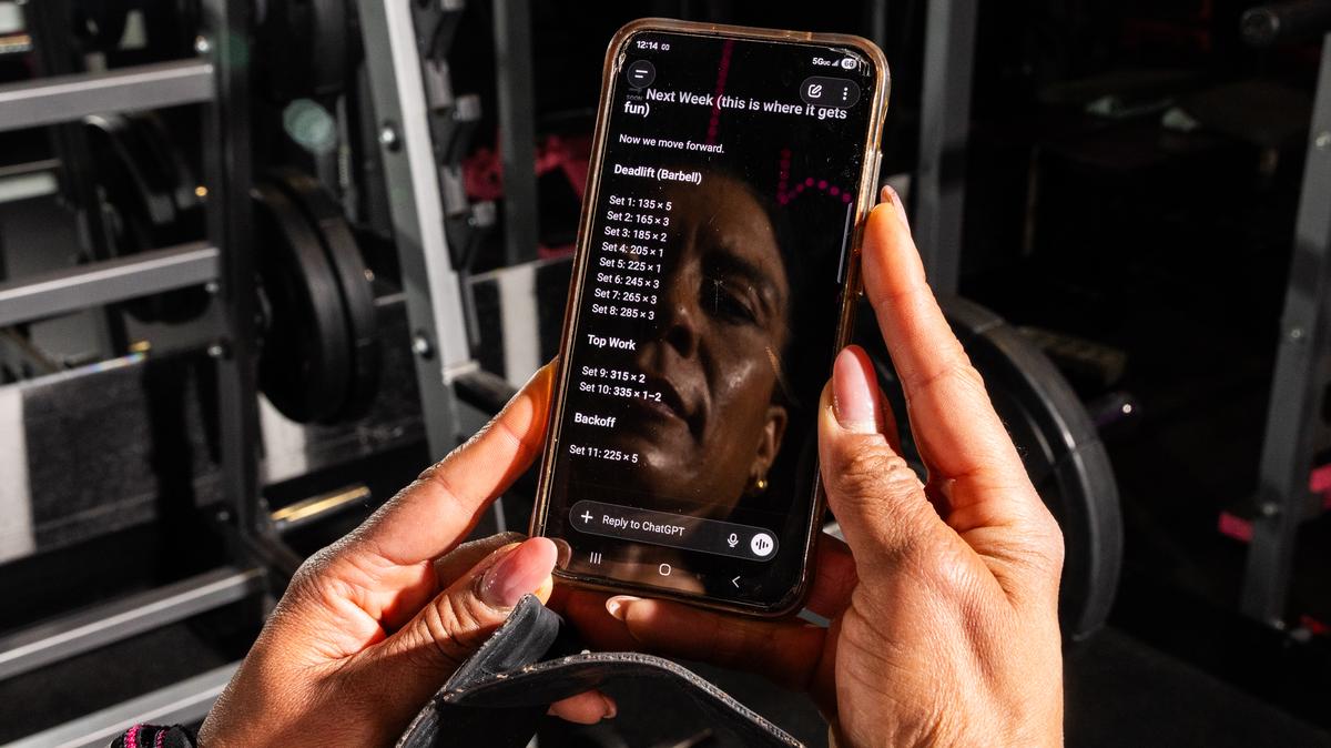 Victoria Boyd's phone displays a barbell deadlift progression generated with ChatGPT, including sets and weights, at Fit Club in Las Vegas, April 12, 2026. Everyday athletes are turning to A.I. chatbots for training advice. (Roger Kisby/The New York Times)